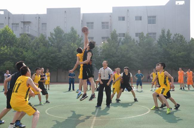 借助夏日火热激情 “3522浦京集团vip杯”男子篮球赛鸣哨开